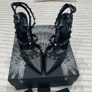 LIMITED EDITION* Valentino Rolling Rockstud strappy heel pump black